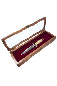 Кинжал с янтарной инкрустацией