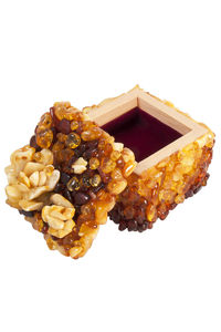 Шкатулка для украшений инкрустированная янтарем с розами