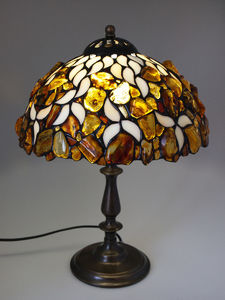 Лампа из янтаря и белого витражного стекла