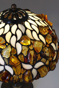 Лампа из янтаря и белого витражного стекла
