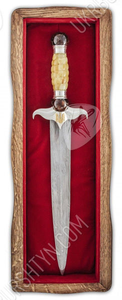 Кинджал з бурштиновою інкрустацією