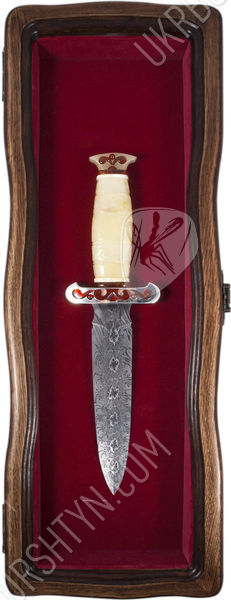 Кинжал с янтарной инкрустацией